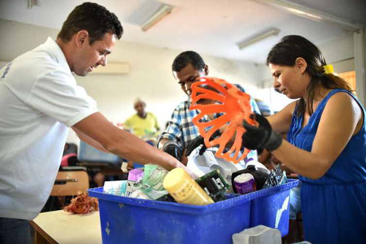 Coleta de materiais recicláveis é parte de projeto social em Tabatinga