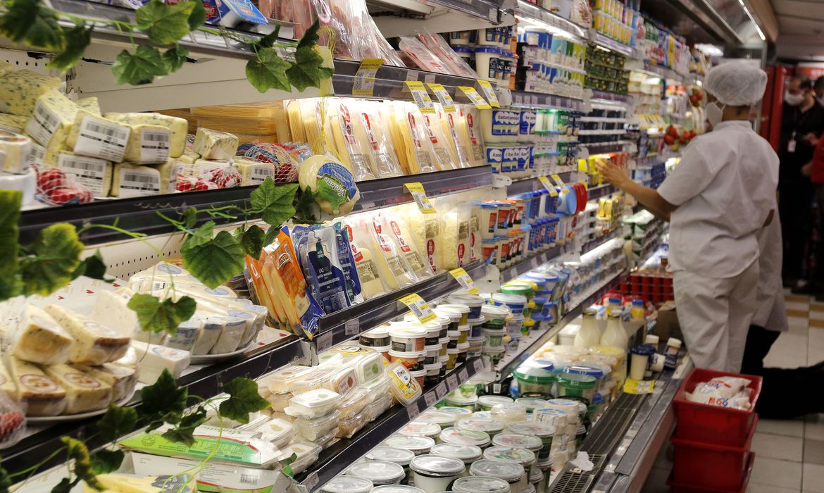Arroz, frango e açúcar chegam a ser 12% mais caros no AM