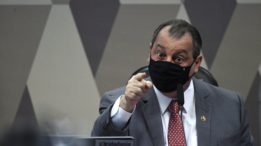 Omar diz não ter medo de perder cargo por ser opositor de Bolsonaro