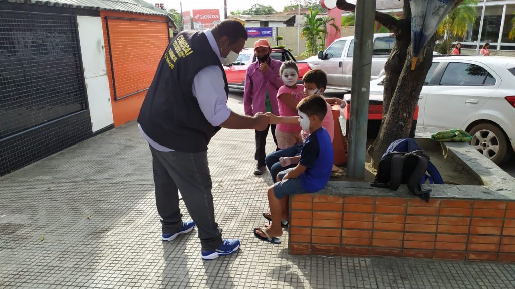 Conselho Tutelar denuncia esquema de "aluguel de crianças" para pedir dinheiro em semáforos de Manaus