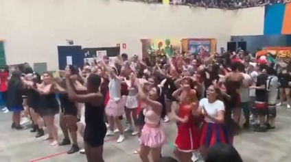 Com funk e dancinhas, estudantes promovem aglomeração em escola de Manaus