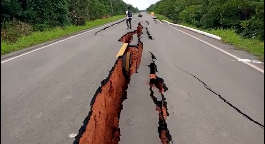 crateras se abrem e interditam mais uma vez a rodovia BR-319, nesta sexta-feira (24)