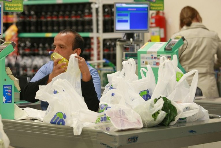 A lei que proíbe a distribuição gratuita de sacolas plásticas gerou discussões entre a população manauara