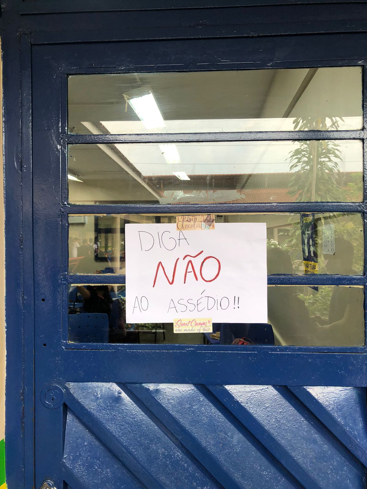 Alunos de escola pública de Manaus protestam contra professor suspeito de assediar alunas