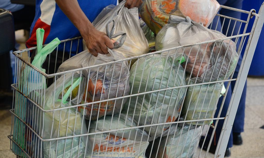 Lei das sacolas plásticas: Lei antissacolas tem modificações sugeridas por vereadores após repercussão entre população e comerciantes em Manaus
