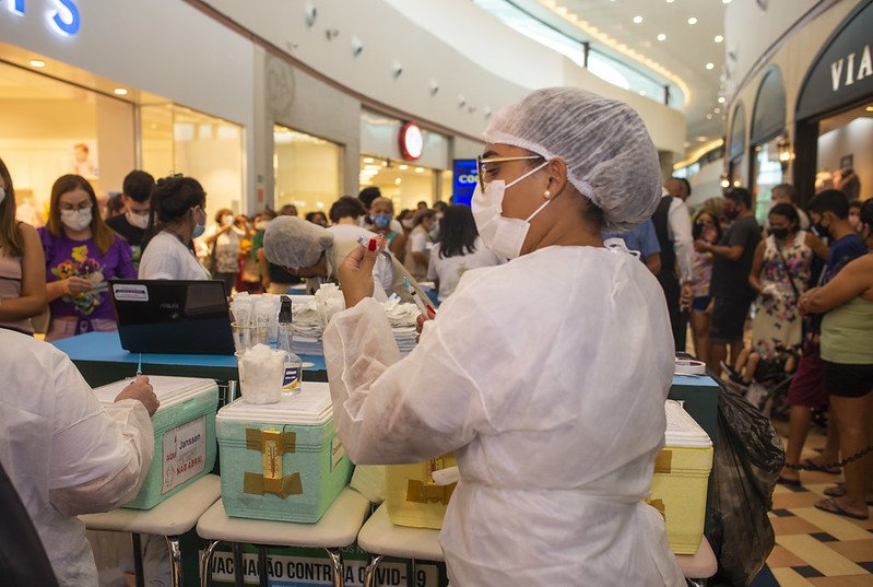Shopping centers retomam vacinação nesta quinta-feira em Manaus