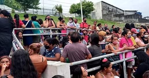 Primeiro dia de pagamento do Auxílio Brasil é marcado por longas filas em Manaus