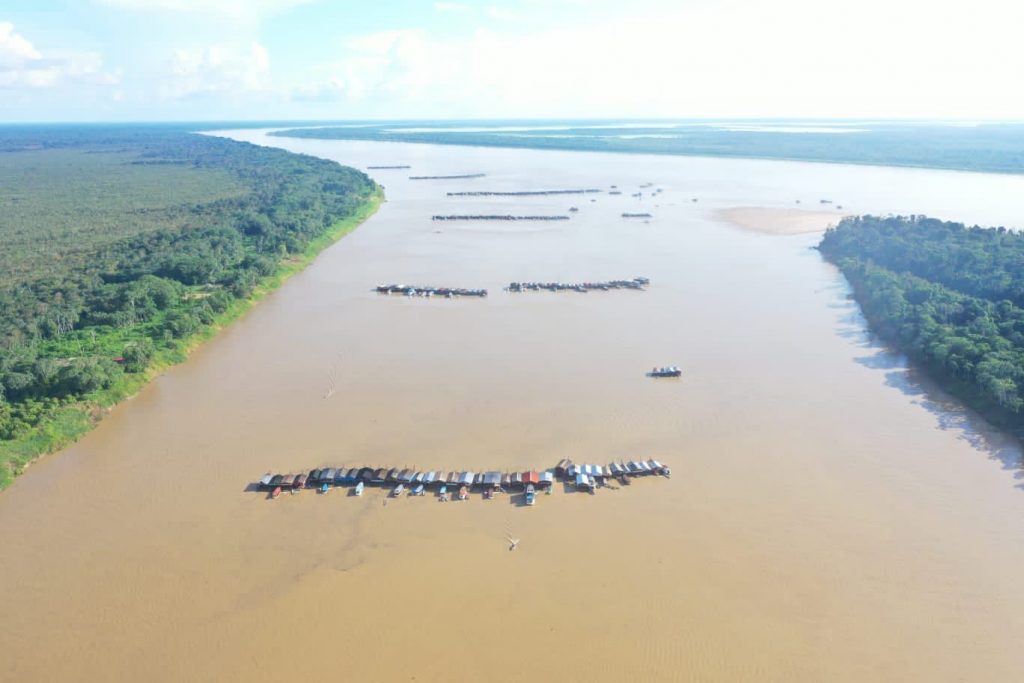 Ipaam apura invasão de balsas de garimpo perto de Altazes e alerta que prática na região é ilegal