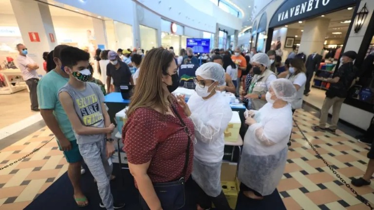 Manaus retoma nesta quinta (25) vacinação contra covid em seis shoppings