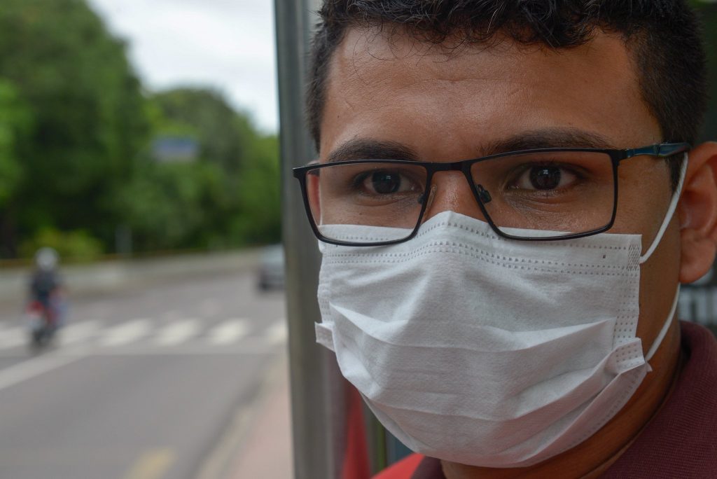 O prefeito David Almeida afirma que vai desobrigar o uso de máscaras nas próximas semanas. A cobertura vacinal contra a Covid-19 atualmente é de 69,37%. De acordo com David Almeida, a regra só valerá para locais abertos.