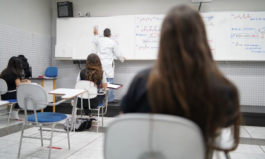 Após dois anos congelado, preço da mensalidade escolar deve sofrer um reajuste de até 12% no AM