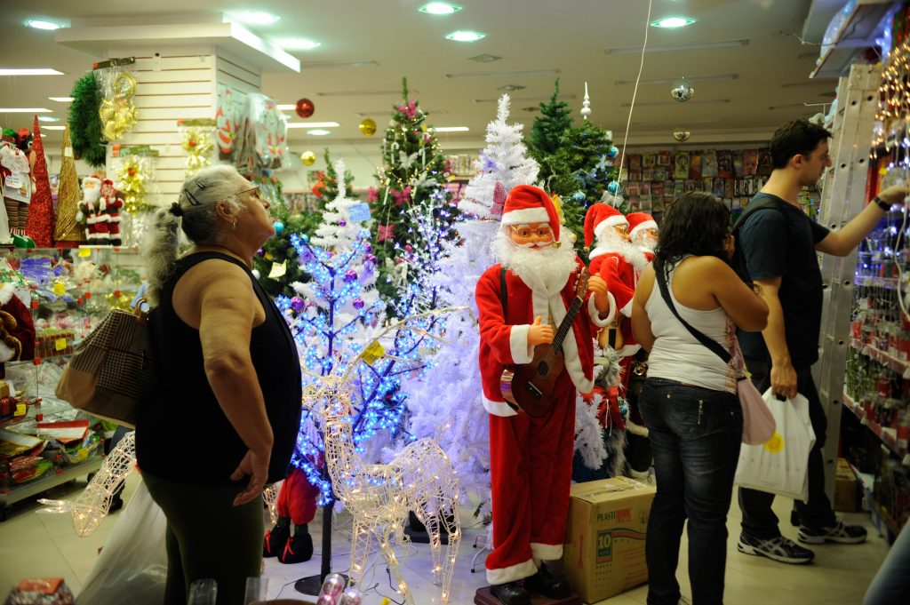 Compras de fim de ano acendem alerta para os casos de roubos em vias públicas, em Manaus