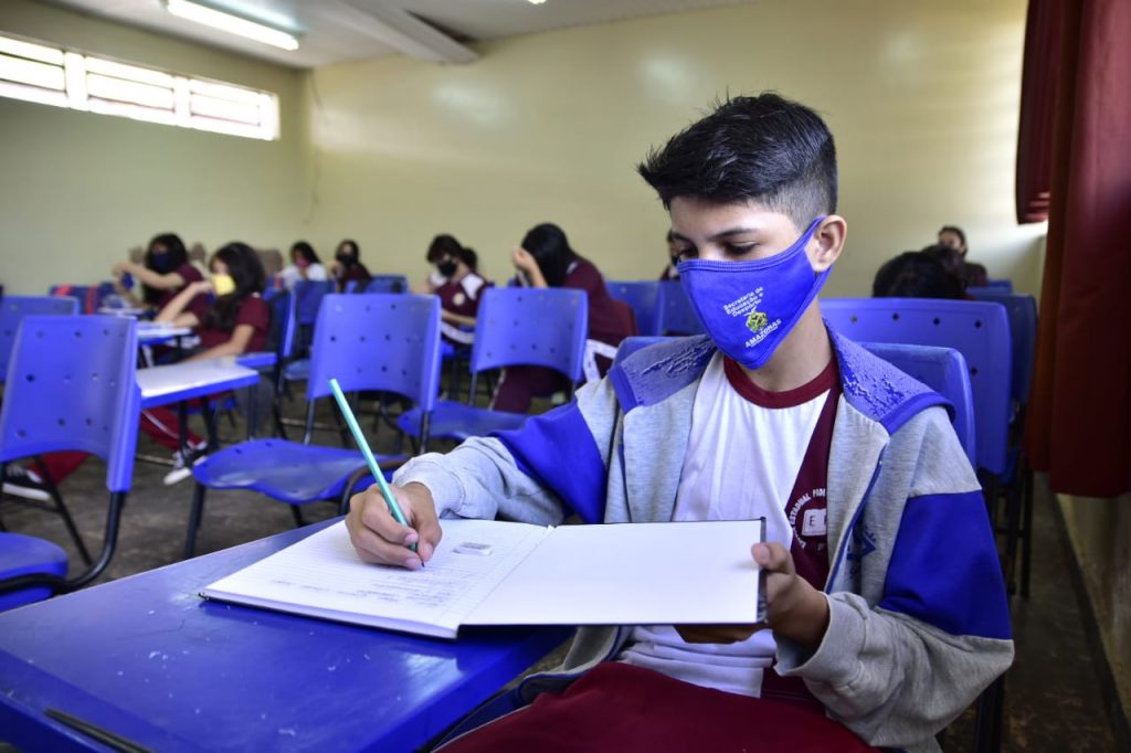 Rede pública de ensino adia retorno de aulas presenciais para fevereiro