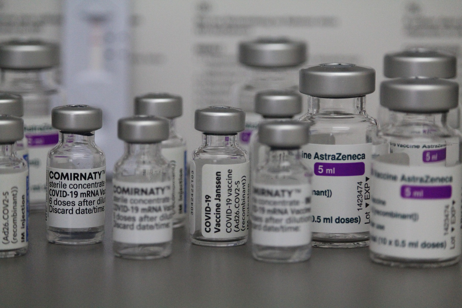 Terceira dose da vacina AstraZeneca aumenta significativamente anticorpos contra a variante Ômicron, diz estudo