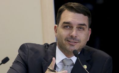 Às vésperas do prazo de filiação partidária, governador reúne Flávio Bolsonaro para "tratar da pandemia" no AM