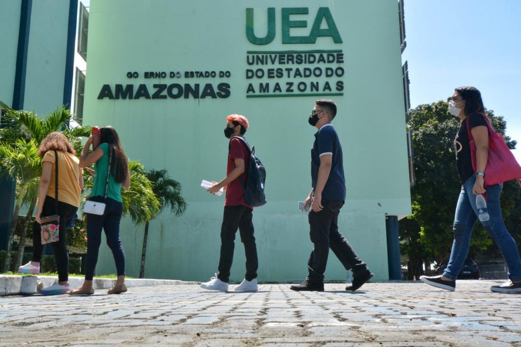 Mais de 24,7 mil alunos realizam vestibular da UEA neste domingo (13)