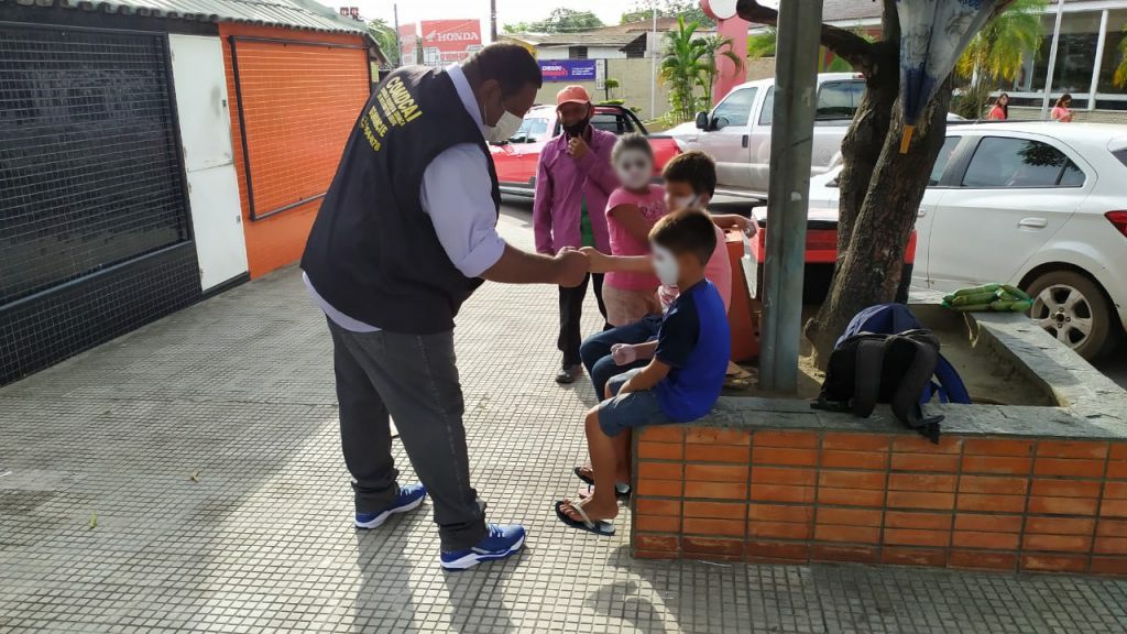 Quantidade de crianças pedintes em Manaus daria para encher uma escola, aponta levantamento