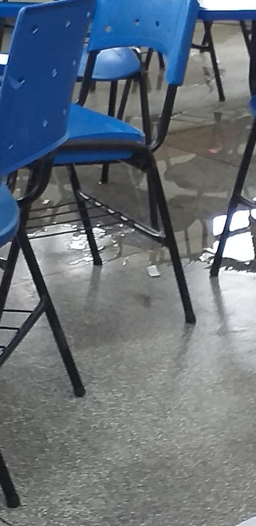 Escola de tempo integral é alvo de reclamações após registro de goteiras em sala de aula