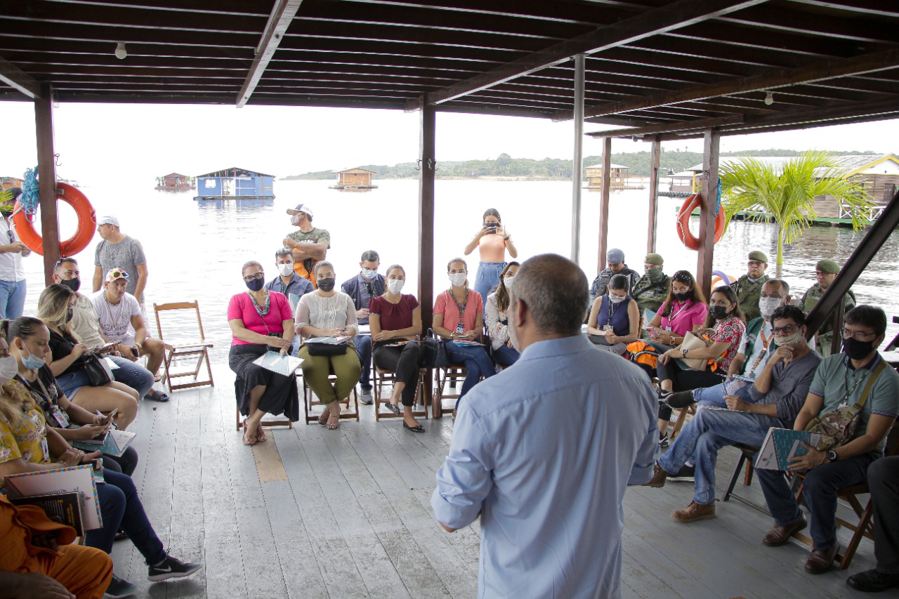 Manaus registra 10 novos flutuantes por mês no Tarumã, afirma prefeitura