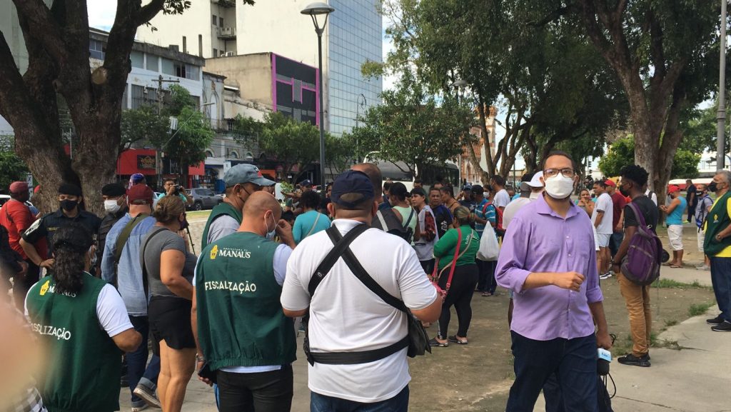 Após uma semana da operação de reordenamento, os ambulantes voltam às ruas do Centro de Manaus. A população segue reclamando da situação, mas a Secretaria Municipal de Agricultura, Abastecimento, Centro e Comércio Informal (Semacc), afirma que os trabalhadores serão cadastrados e instalados em local específico. 