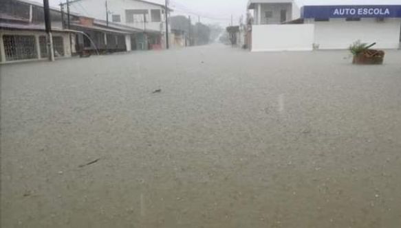 Após 15 horas de chuva, Parintins tem alagamentos em quase toda a cidade