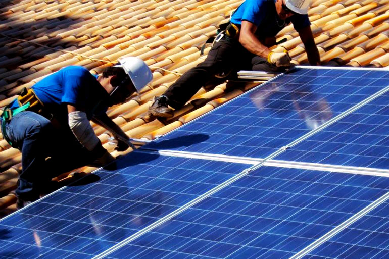 Com alta na conta de energia, manauaras optam por painéis solares