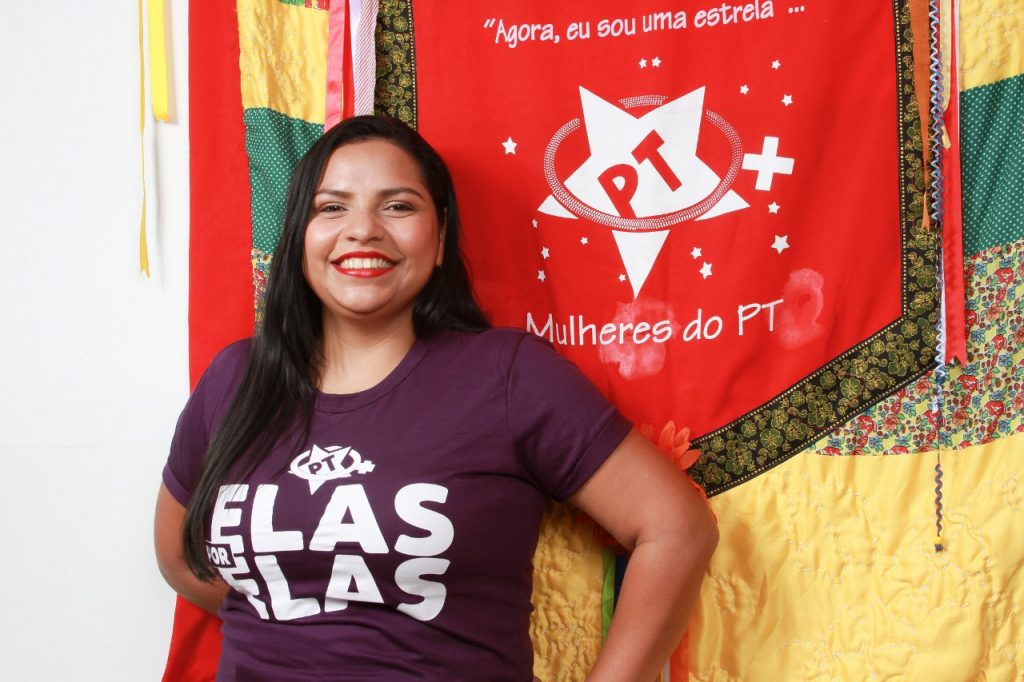 Pré-candidatas a deputadas federais, Anne Moura e Vanda Ortega participam da agenda de Lula no Acampamento Indígena