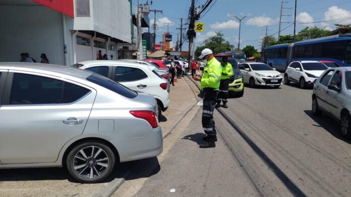 Estacionamento irregular em vagas de idosos é fiscalizado por agentes em Manaus