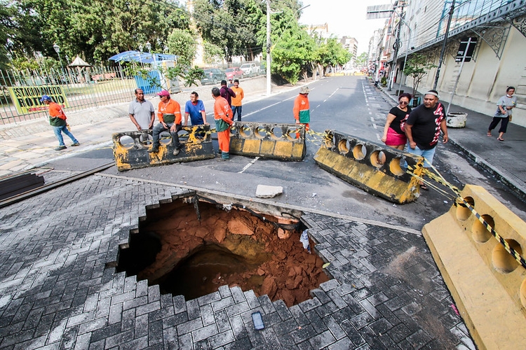 Cheia do rio Negro dificulta ação em obra emergencial no centro de Manaus