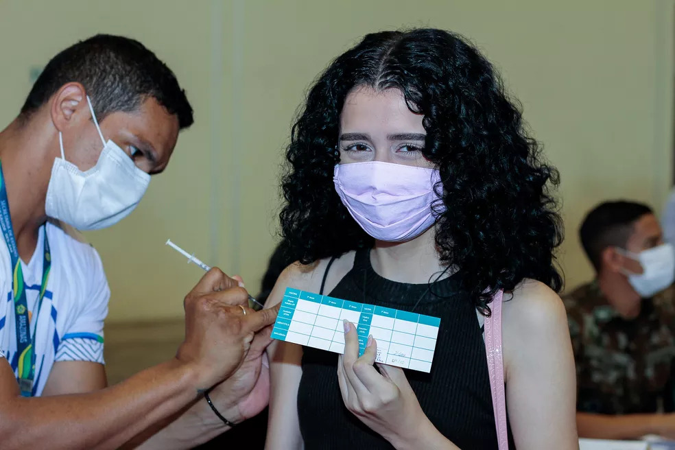 Manaus aplica 3ª dose da vacina contra covid em adolescentes a partir desta terça-feira (31)