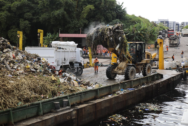 Quase 500 toneladas de lixo são retiradas de rios e igarapés de Manaus nos últimos 30 dias