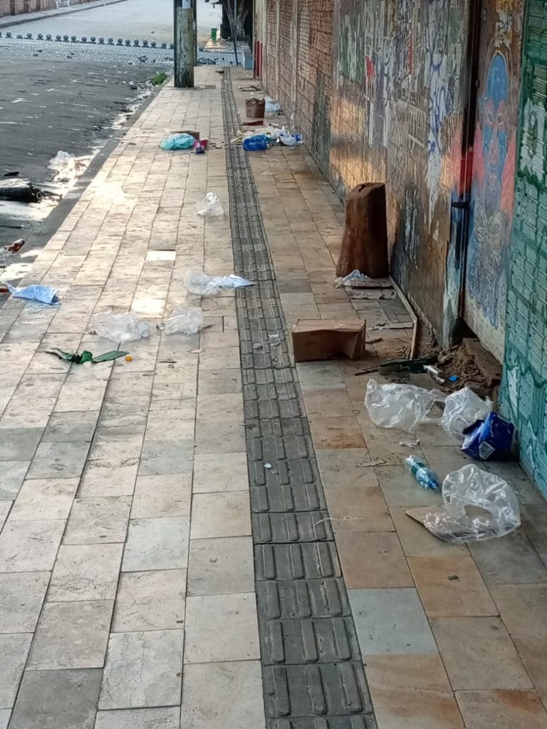 Frequentadores do centro de Manaus denunciam ruas tomadas por lixo nos arredores de bares da área
