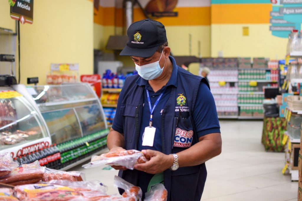 Produtos de limpeza e alimentos vencidos são apreendidos em supermercado de Manaus