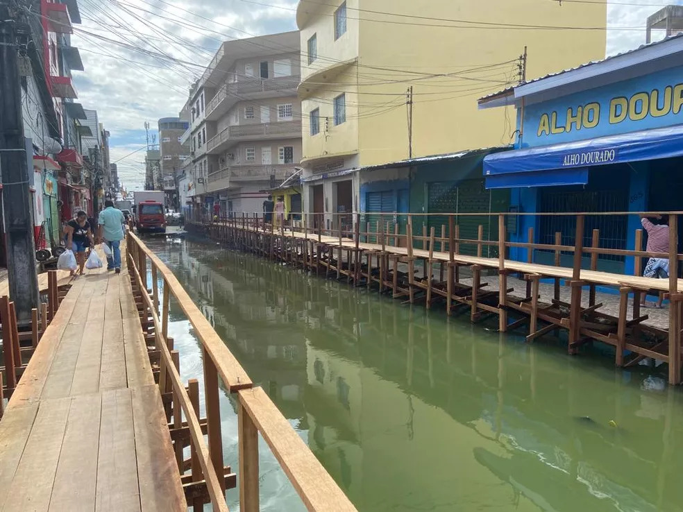 Avanço da cheia deixa Manaus em alerta para casos de leptospirose