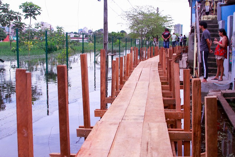 Com início da vazante, prefeitura retira pontes instaladas em locais atingidos pela cheia