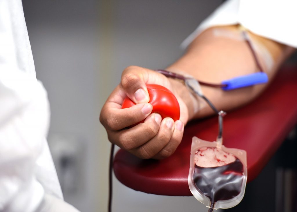 Estoque de sangue do AM cai 50% após novo aumento de casos de Covid e Hemoam convoca doadores