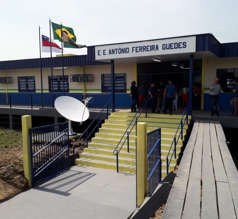 Escola estadual em Careiro da Várzea recebe tecnologia de internet da Stalink