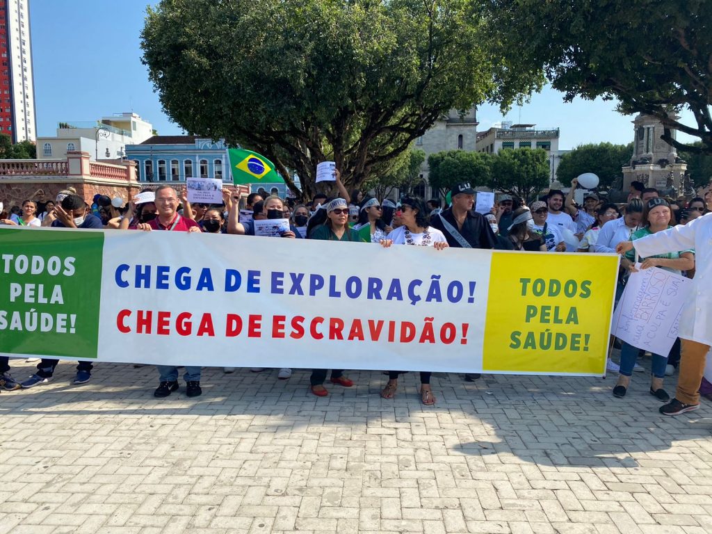 Profissionais de enfermagem fazem protesto no centro de Manaus contra suspensão do piso salarial da categoria