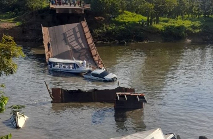 Três mortes em desabamento de ponte na BR-319 são confirmadas; equipes de resgate falam em mais vítimas