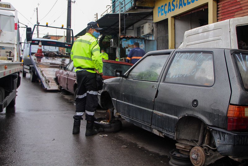 Moradores de bairros de Manaus voltam a denunciar carros sucateados abandonados nas ruas