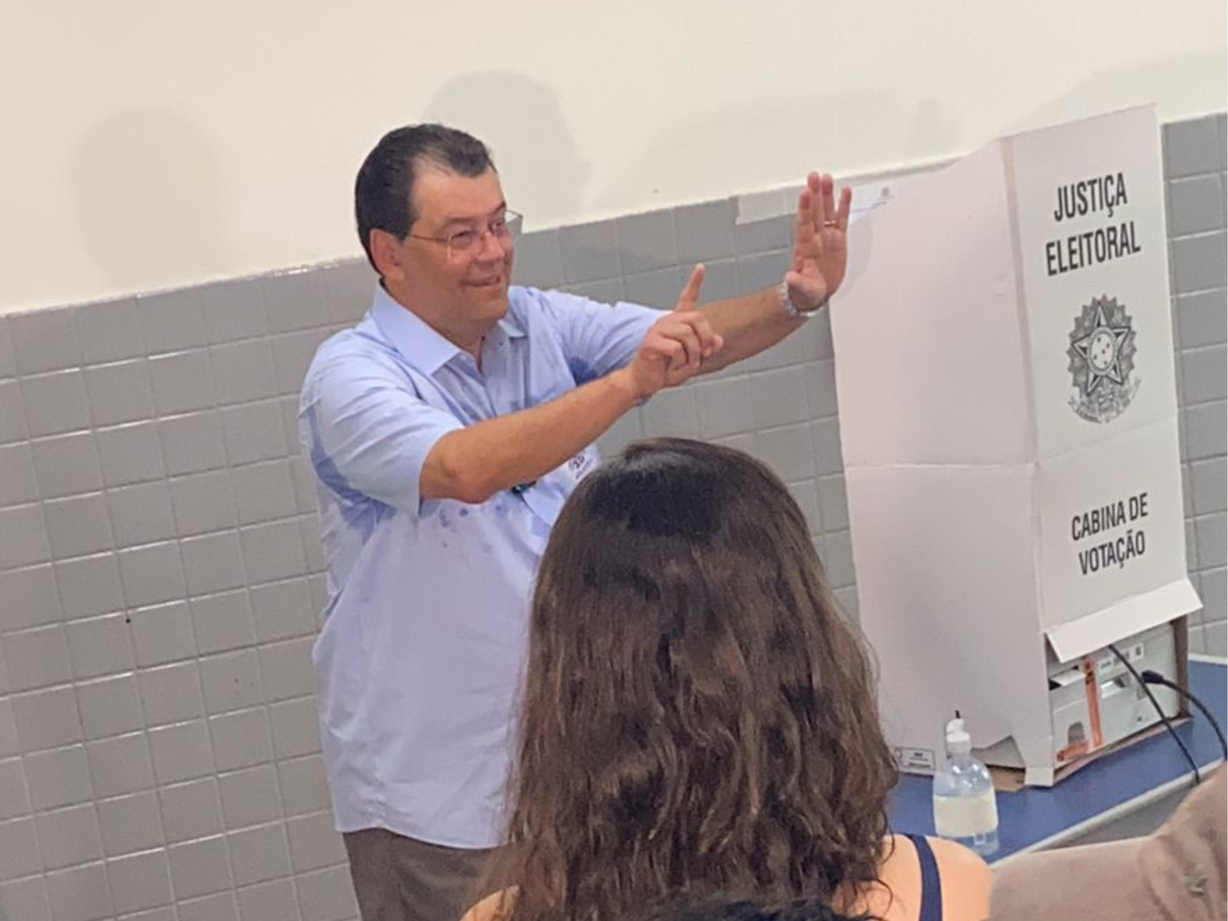 Eduardo Braga, candidato ao governo pelo MDB, vota em escola da zona oeste de Manaus