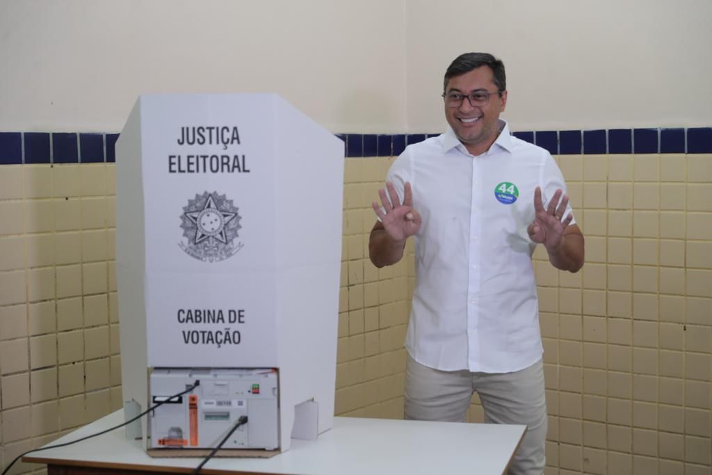 Candidato à reeleição, governador Wilson Lima vota na zona centro sul de Manaus
