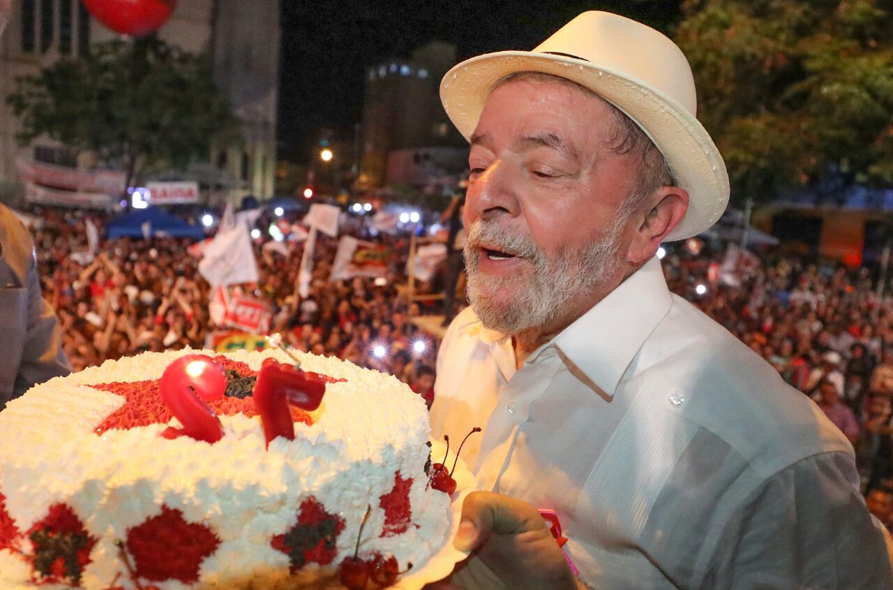 Rosiene Carvalho l Manaus, que concentra alto índice de amor a Bolsonaro, registra manifestações de carinho a Lula no dia do aniversário dele
