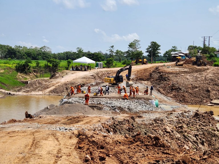 Aterro sobre rio Autaz Mirim, na BR-319, causa danos ambientais, alertam especialistas