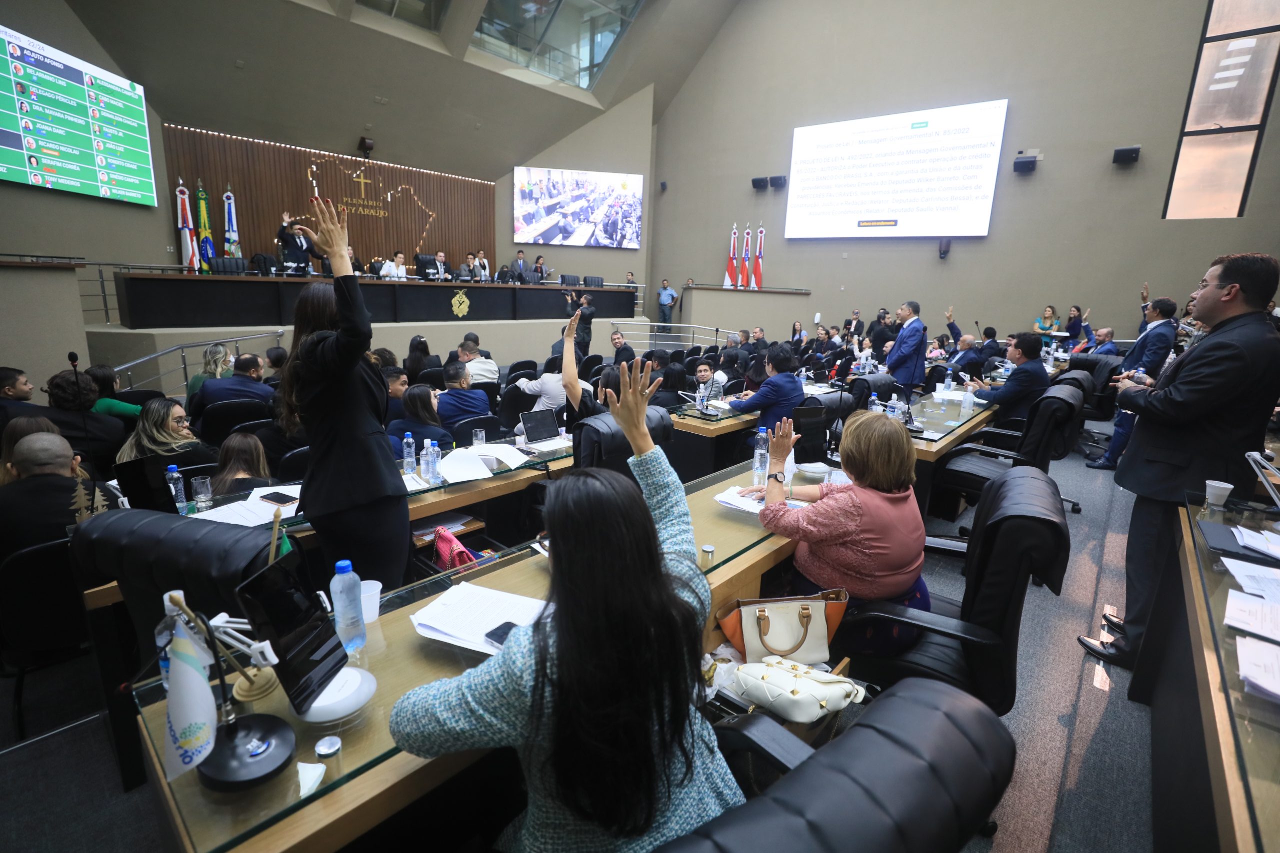 Rosiene Carvalho l Os votos a favor, contra e as fugas na aprovação do aumento de impostos no Amazonas