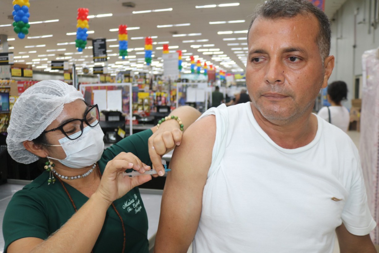 Covid: vacinação em supermercados aplica mais de 2,3 mil doses em Manaus