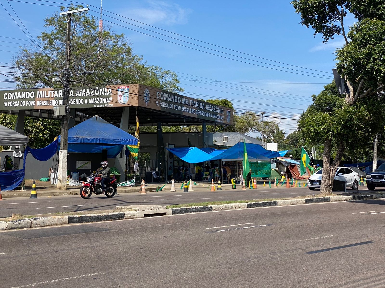 Bolsonaristas continuam acampados em frente ao CMA, na zona oeste de Manaus