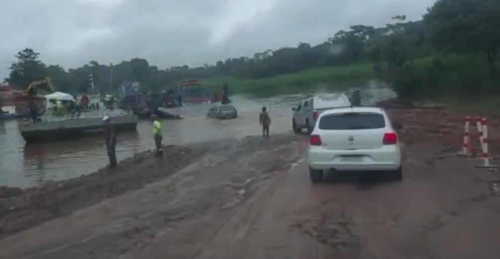 Cheia dos rios começa a prejudicar aterro feito para passagem em ponte que desabou na BR-319