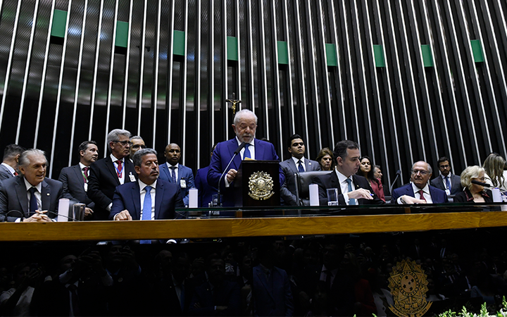 "Democracia sempre", defende Lula ao tomar posse como Presidente da República em Brasília
