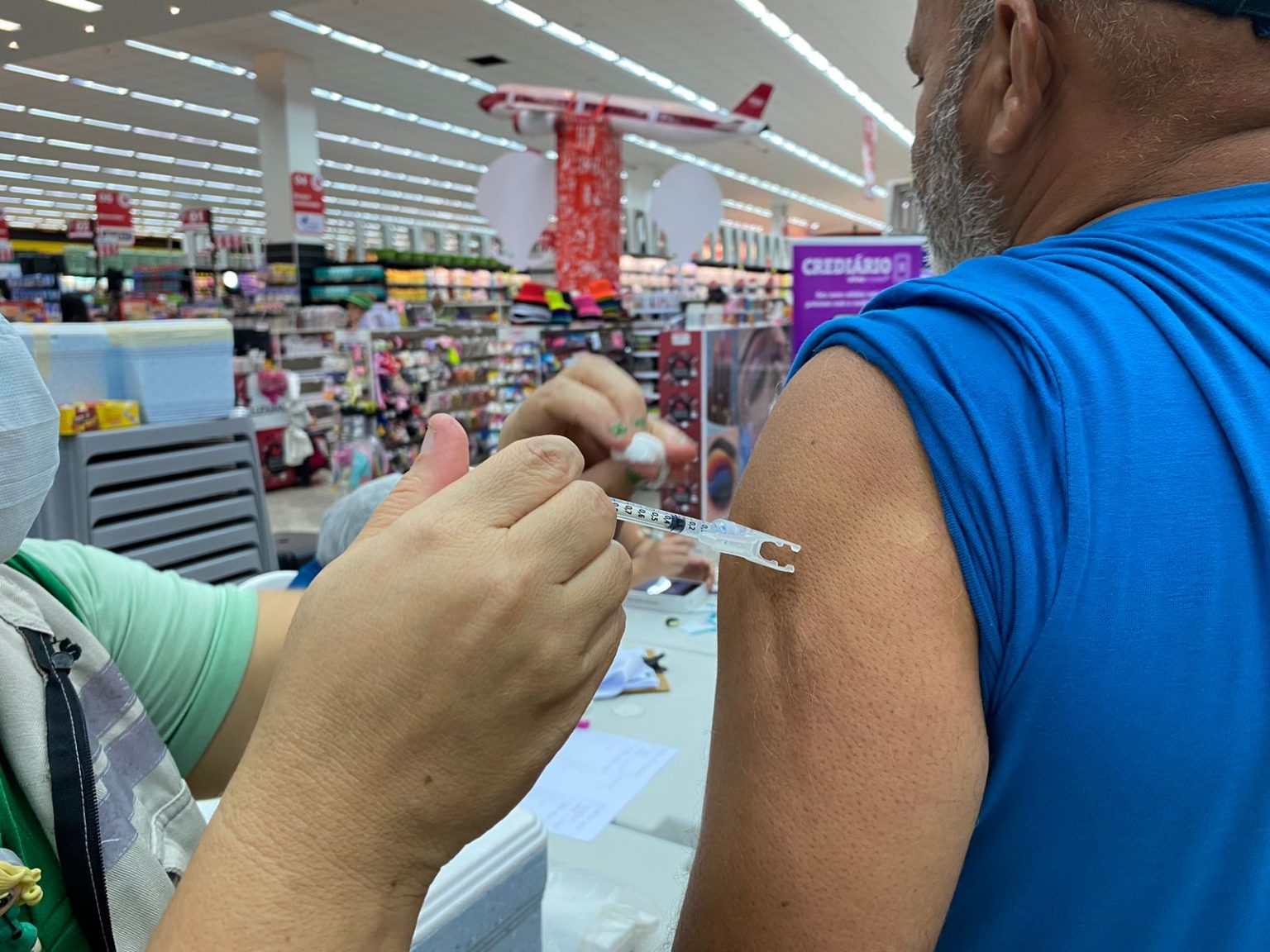 Mais de 1,3 mil pessoas se vacinam contra Covid no primeiro dia de imunização em supermercados